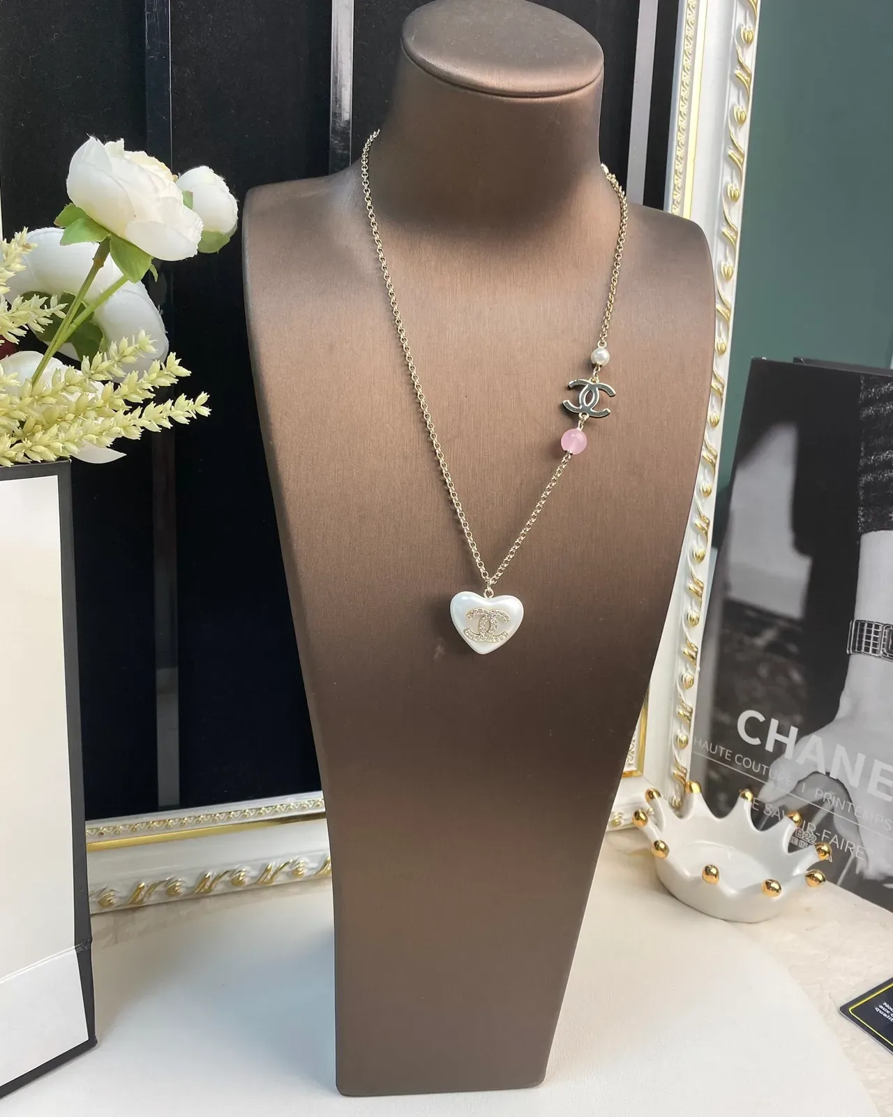 Collar Chanel colgante en forma de corazón blanco y rosa cristal-embellished logo CC 2