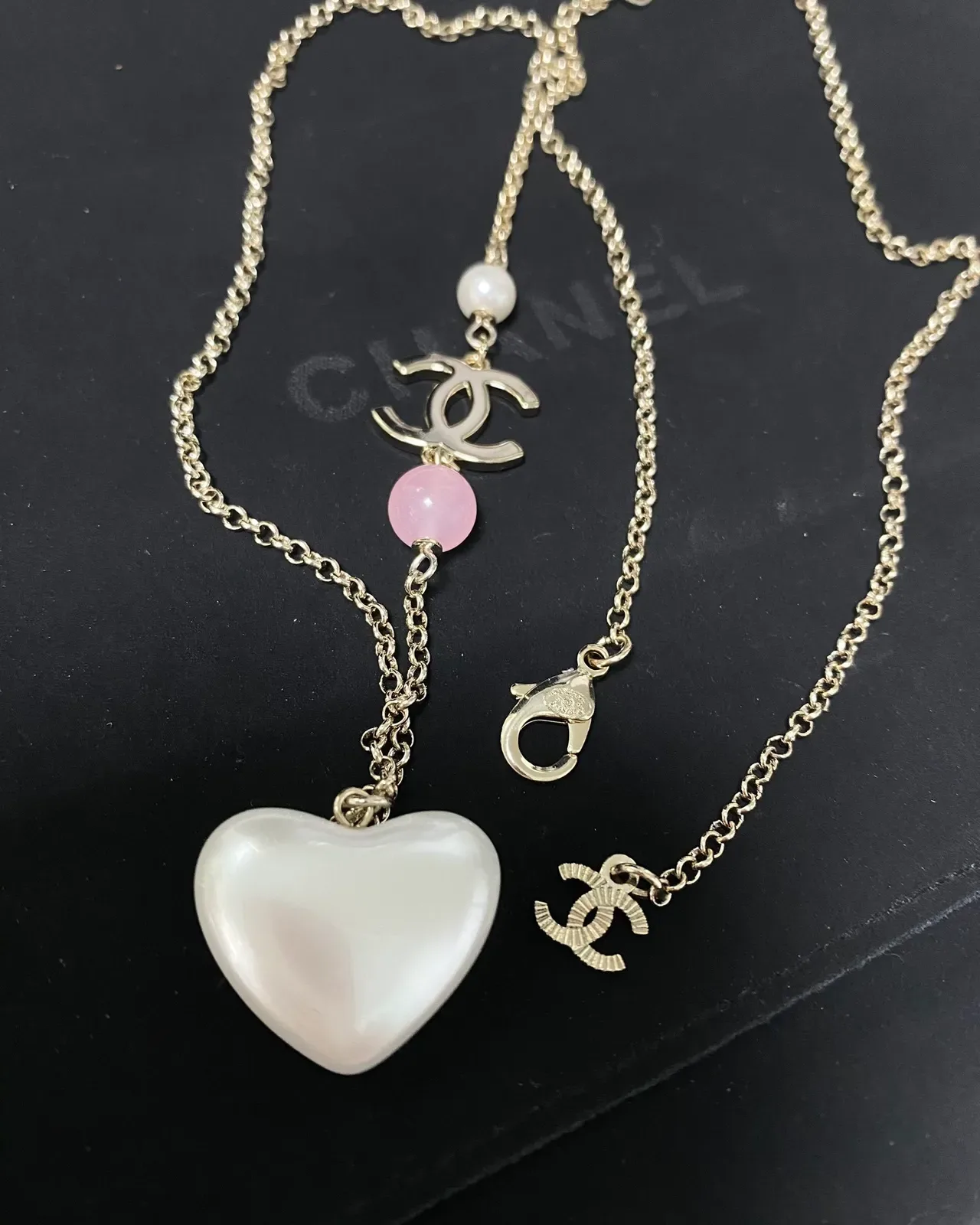 Collar Chanel colgante en forma de corazón blanco y rosa cristal-embellished logo CC 3