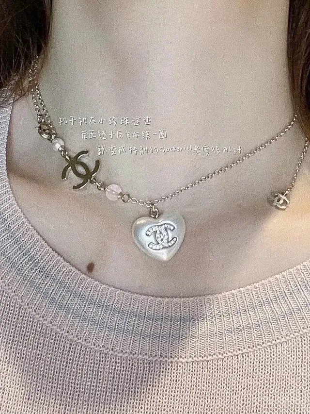 Collar Chanel colgante en forma de corazón blanco y rosa cristal-embellished logo CC 4