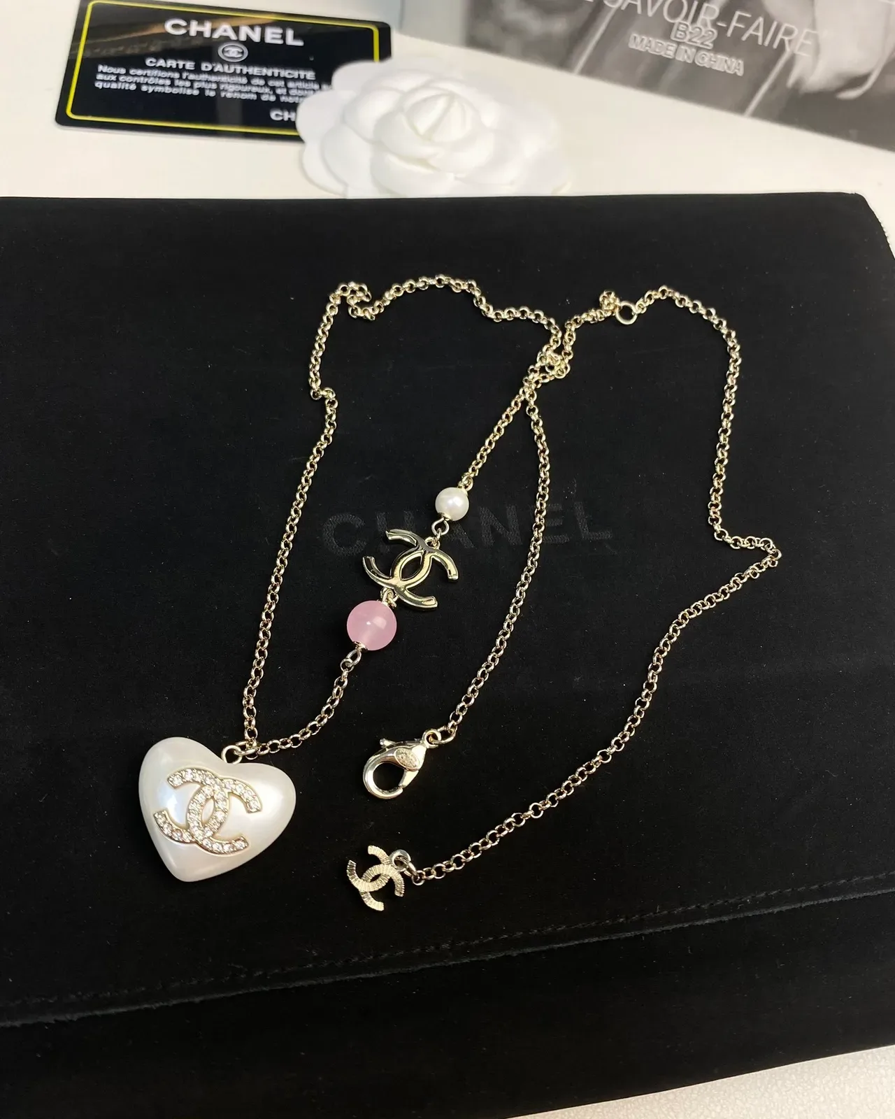 Collar Chanel colgante en forma de corazón blanco y rosa cristal-embellished logo CC 7