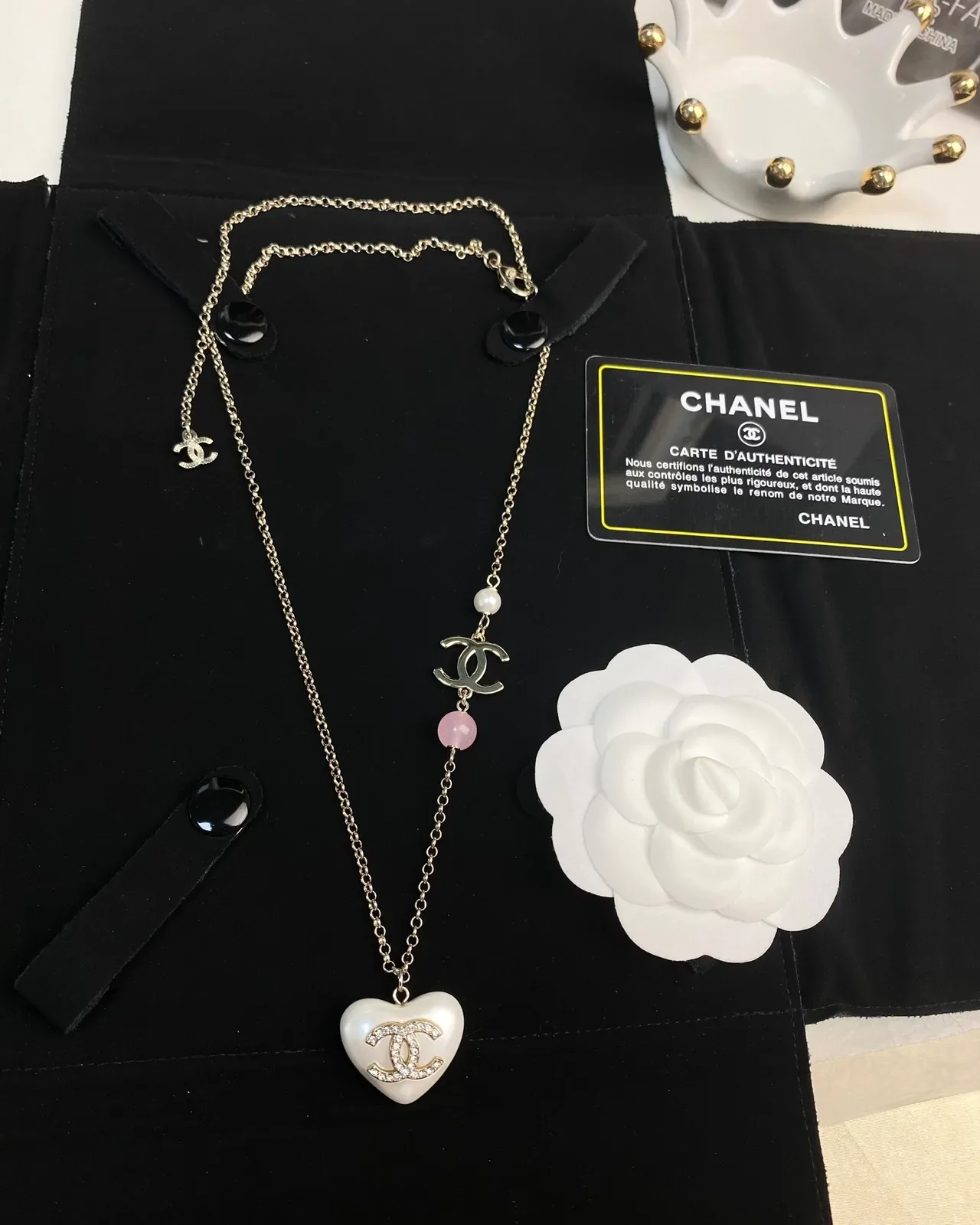 Collar Chanel colgante en forma de corazón blanco y rosa cristal-embellished logo CC 8
