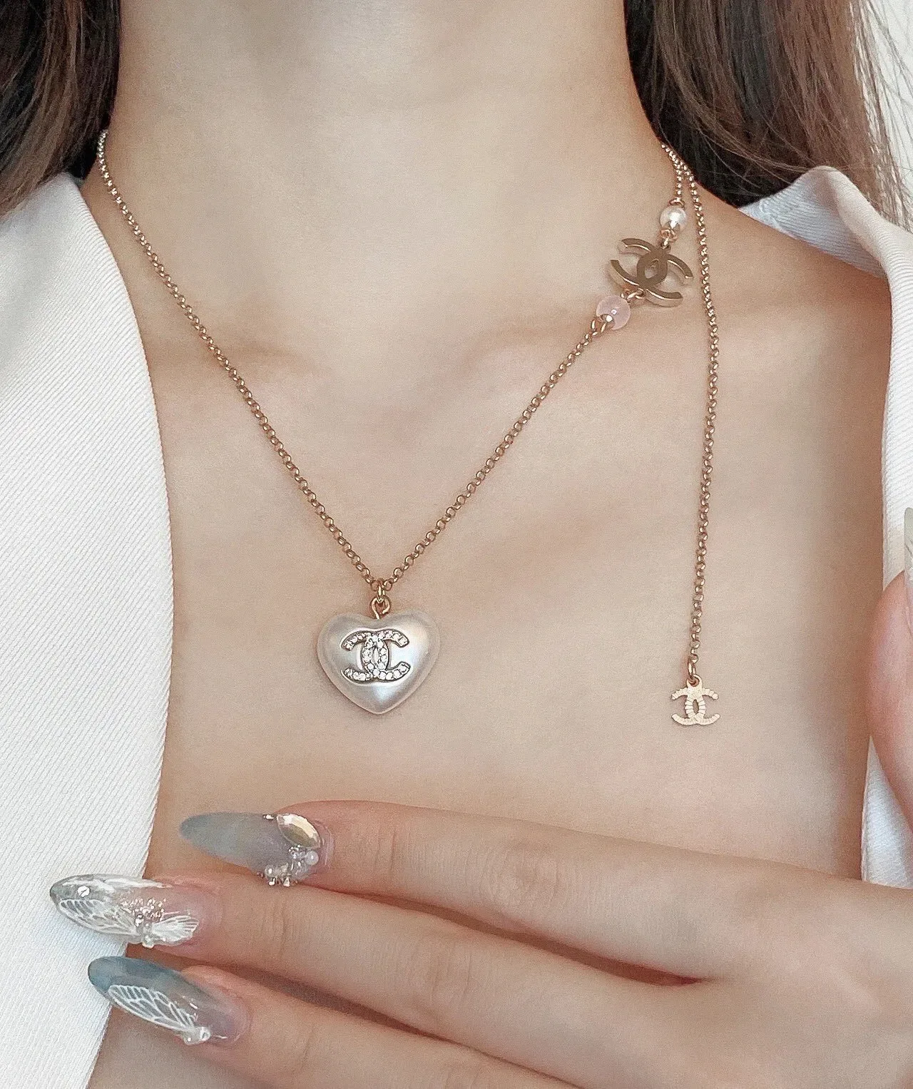 Collar Chanel colgante en forma de corazón blanco y rosa cristal-embellished logo CC 9