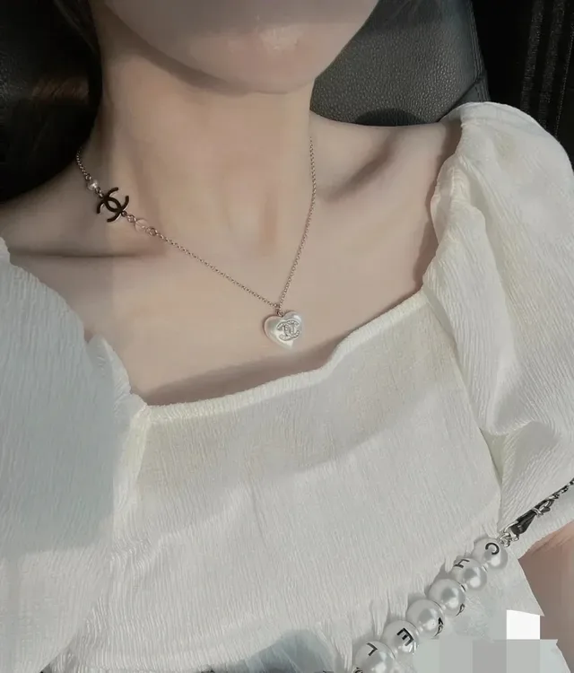 Collar Chanel colgante en forma de corazón blanco y rosa cristal-embellished logo CC 10