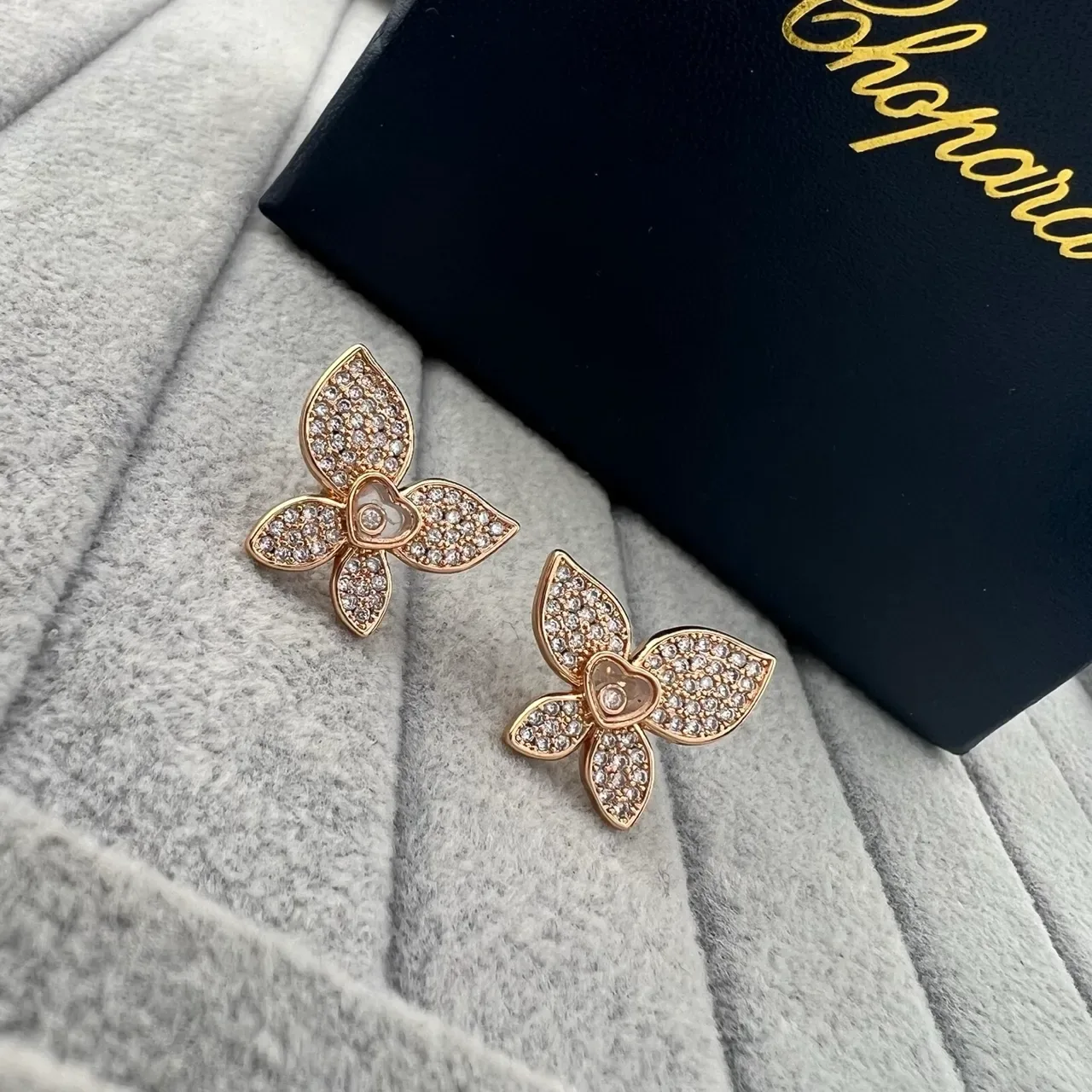 Chopard Happy Hearts चाँदी सोना फूल आकार Pavé-Set कान की मढ़ी 3