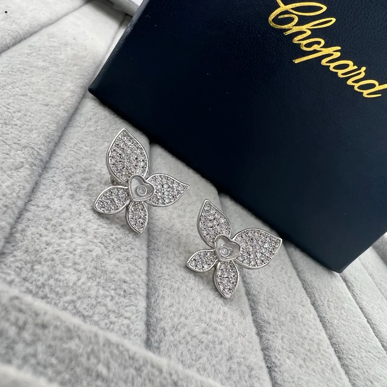 Chopard Happy Hearts चाँदी सोना फूल आकार Pavé-Set कान की मढ़ी 4