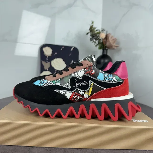 Christian Louboutin Tênis Lifestyle Preto Vermelho com Impressão Gráfica na Parte Superior com Solado Zigzag 2
