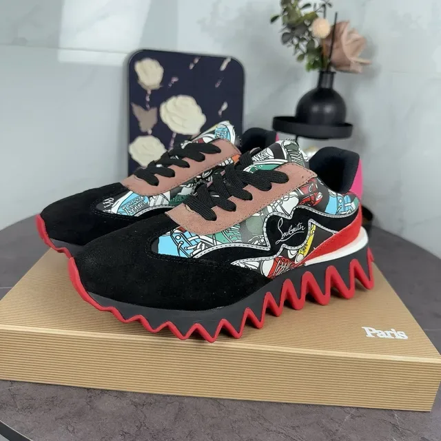 Christian Louboutin Tênis Lifestyle Preto Vermelho com Impressão Gráfica na Parte Superior com Solado Zigzag 3