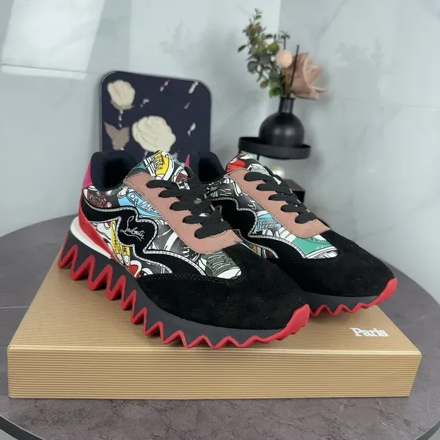Christian Louboutin Tênis Lifestyle Preto Vermelho com Impressão Gráfica na Parte Superior com Solado Zigzag 5
