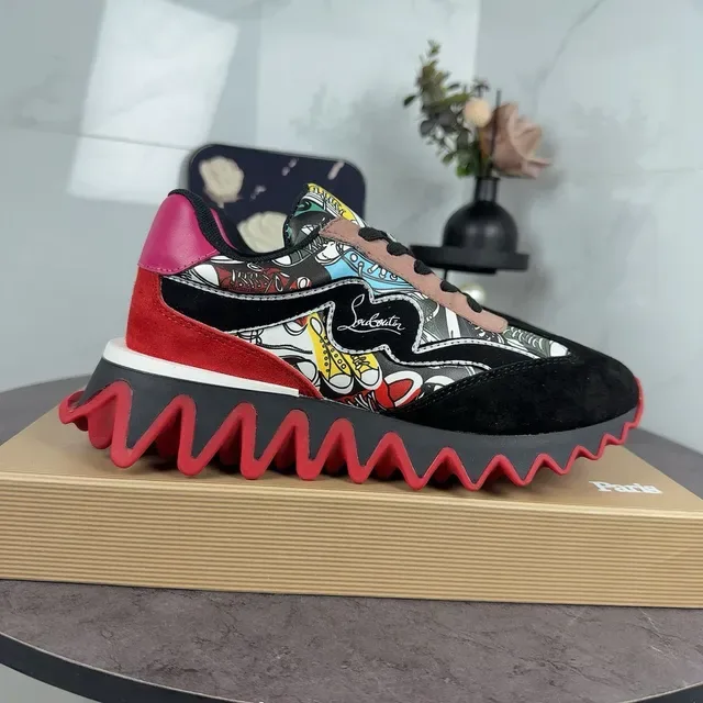 Christian Louboutin Tênis Lifestyle Preto Vermelho com Impressão Gráfica na Parte Superior com Solado Zigzag 6