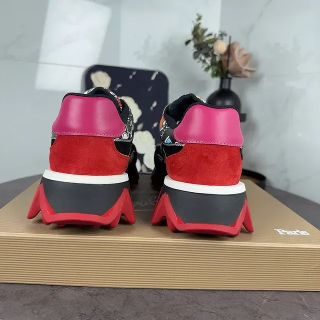 Christian Louboutin Tênis Lifestyle Preto Vermelho com Impressão Gráfica na Parte Superior com Solado Zigzag 7