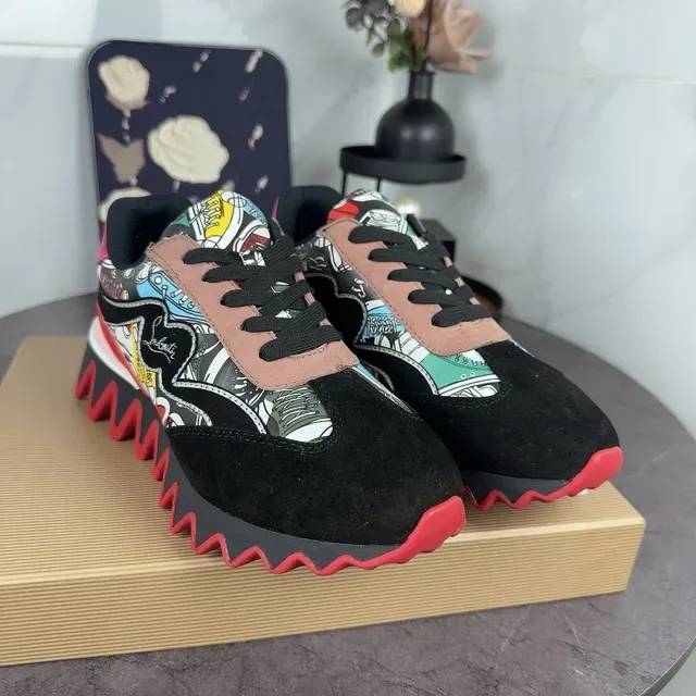 Christian Louboutin Tênis Lifestyle Preto Vermelho com Impressão Gráfica na Parte Superior com Solado Zigzag 8