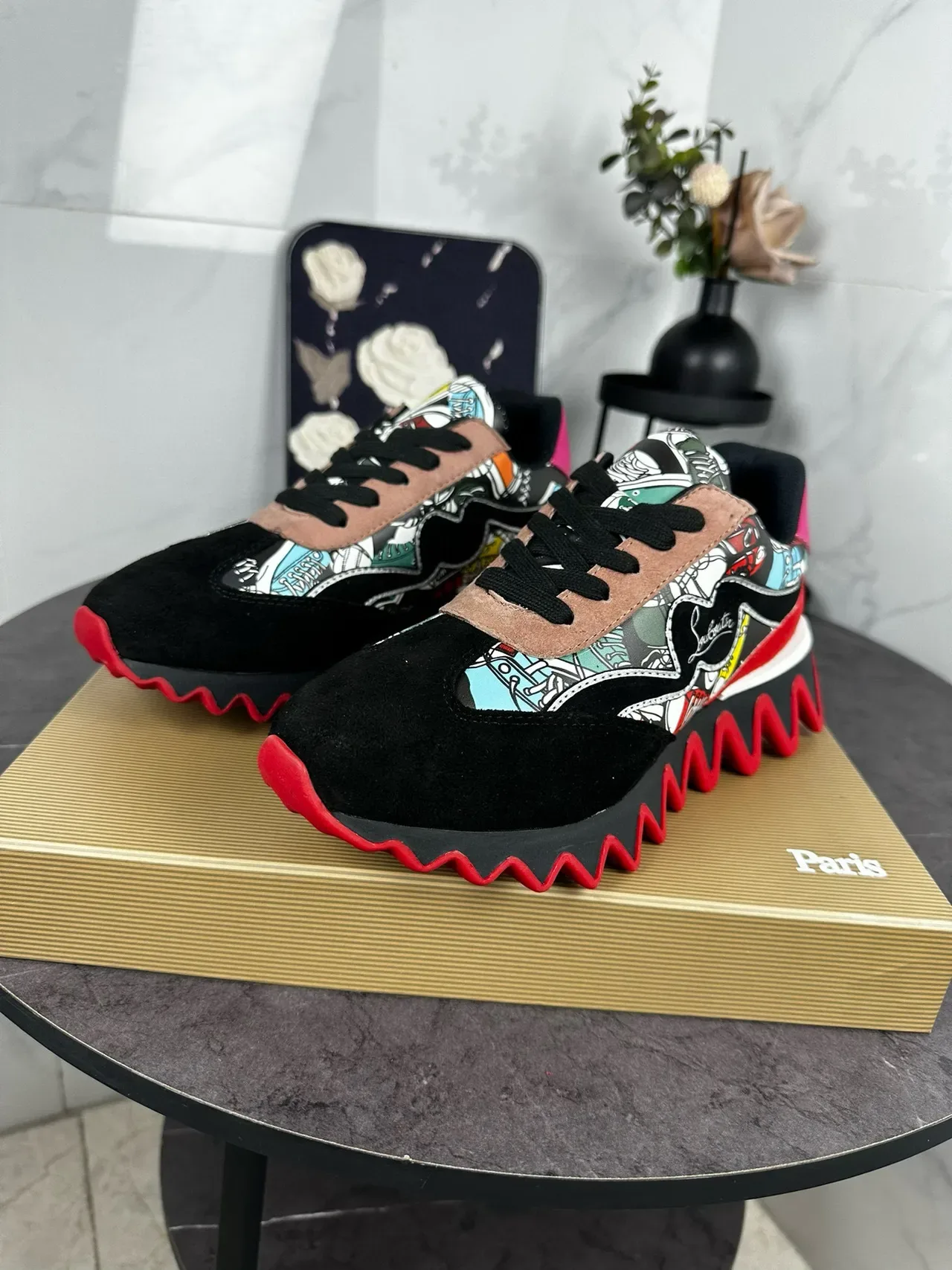 Christian Louboutin Tênis Lifestyle Preto Vermelho com Impressão Gráfica na Parte Superior com Solado Zigzag 9