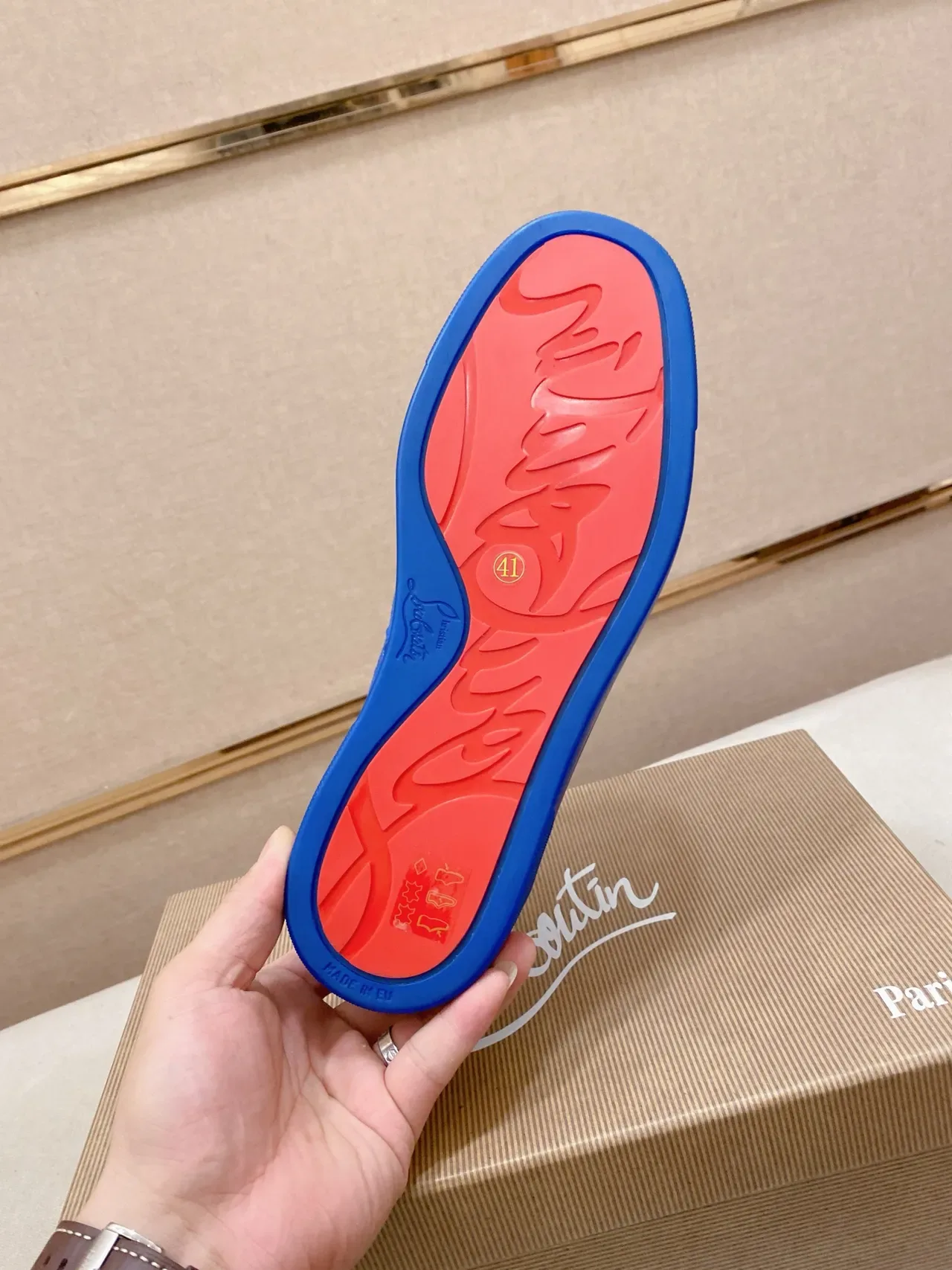 Christian Louboutin Spike Tênis Azul Camurça Estilo de Vida 2