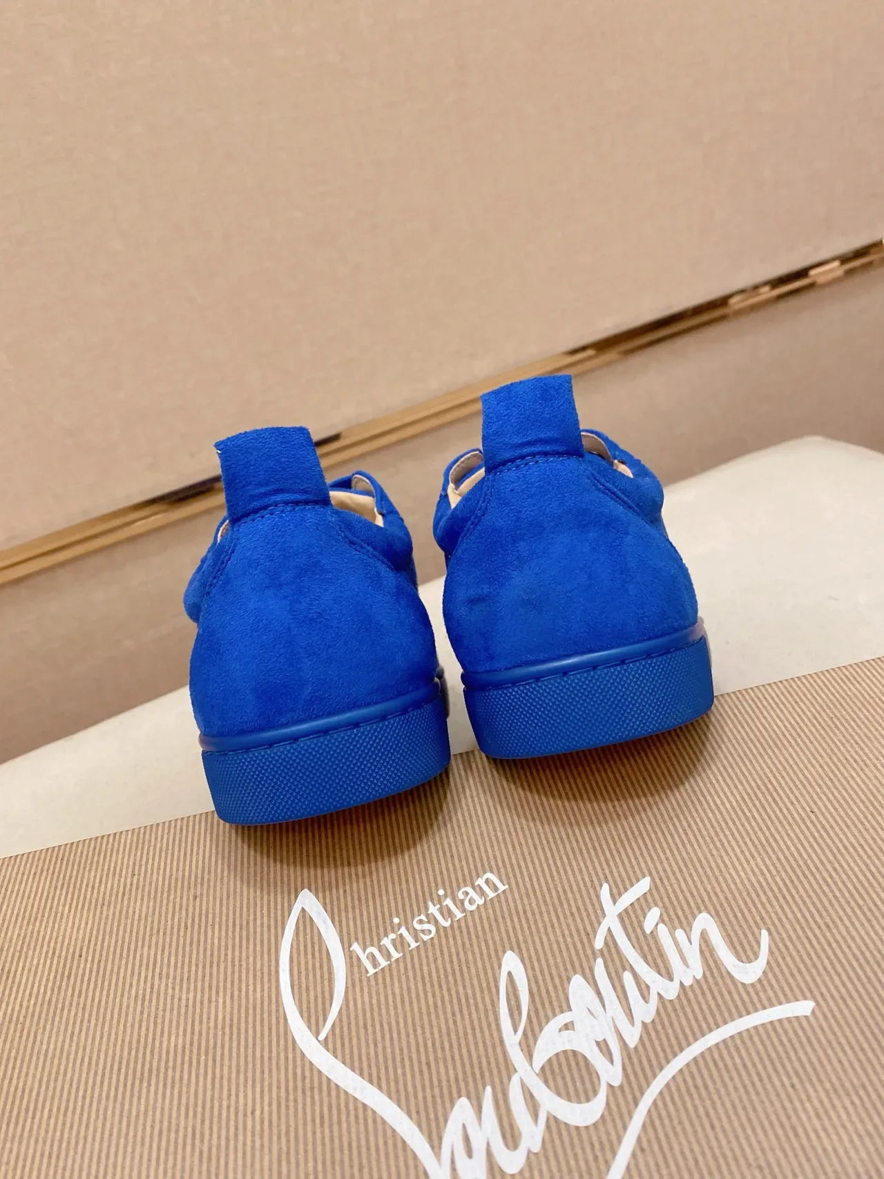 Christian Louboutin Spike Tênis Azul Camurça Estilo de Vida 3