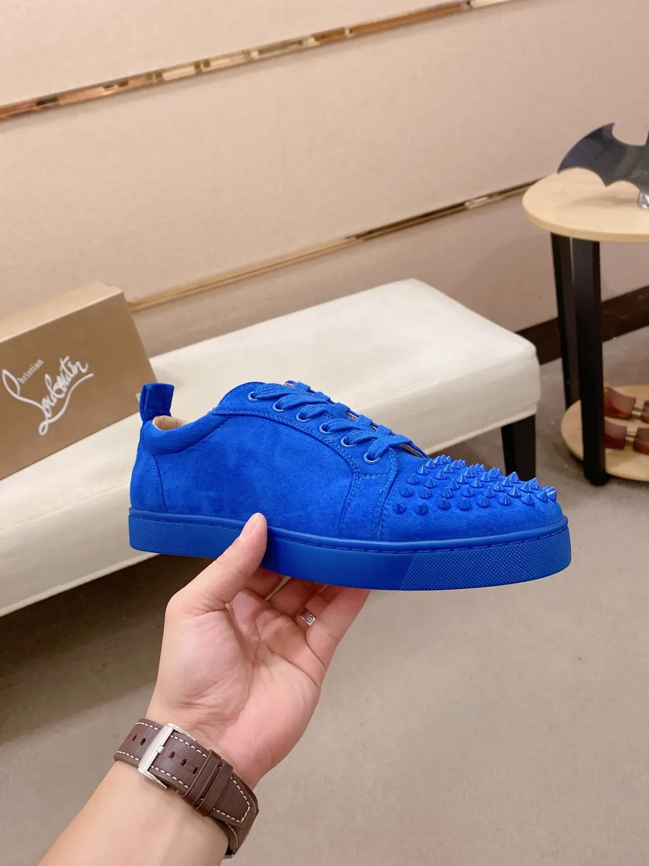 Christian Louboutin Spike Tênis Azul Camurça Estilo de Vida 4