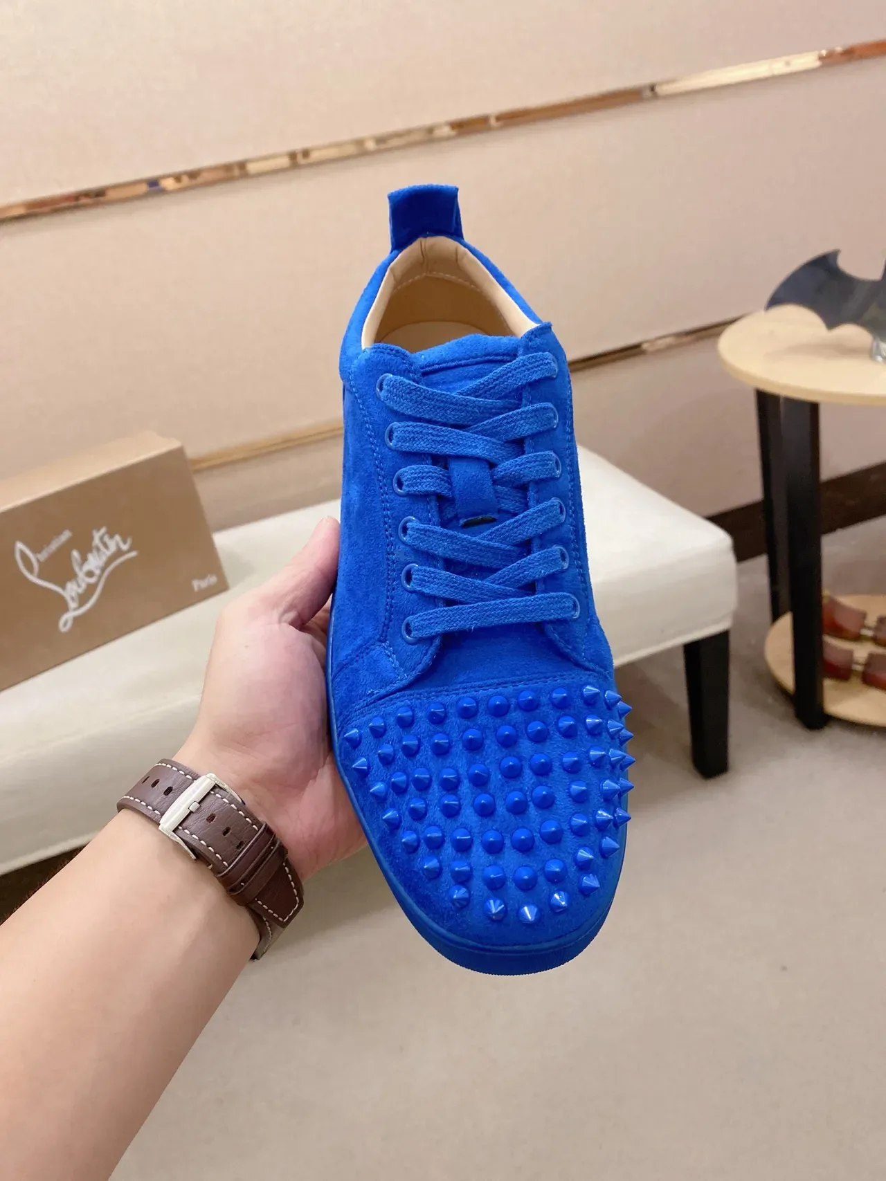Christian Louboutin Spike Tênis Azul Camurça Estilo de Vida 5