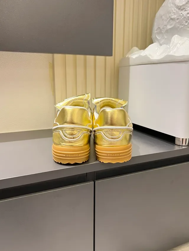 Coach Tênis de Futebol Turf Dourado Branco Couro Superior Metálico Costuras Contrastantes e Cadarços 2