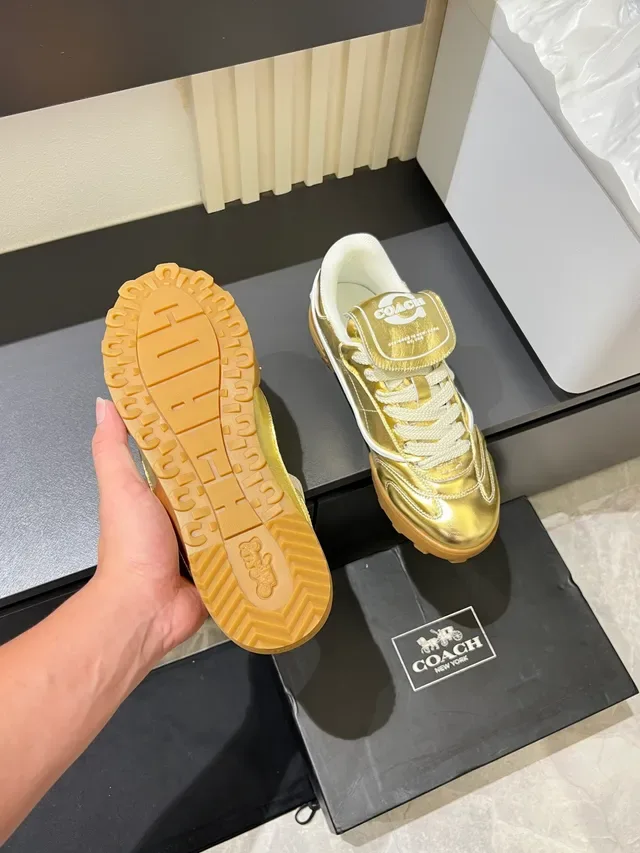 Coach Tênis de Futebol Turf Dourado Branco Couro Superior Metálico Costuras Contrastantes e Cadarços 3