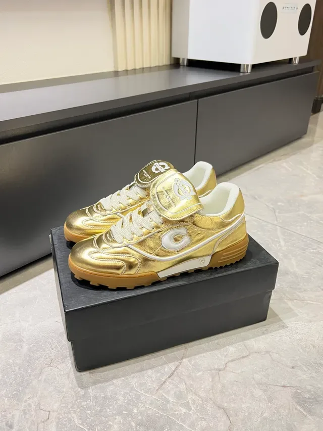 Coach Tênis de Futebol Turf Dourado Branco Couro Superior Metálico Costuras Contrastantes e Cadarços 4
