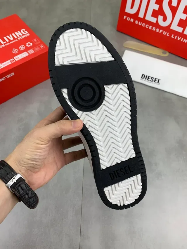 Diesel 黑白 亮面仿专利鞋面 厚底增高运动鞋 3