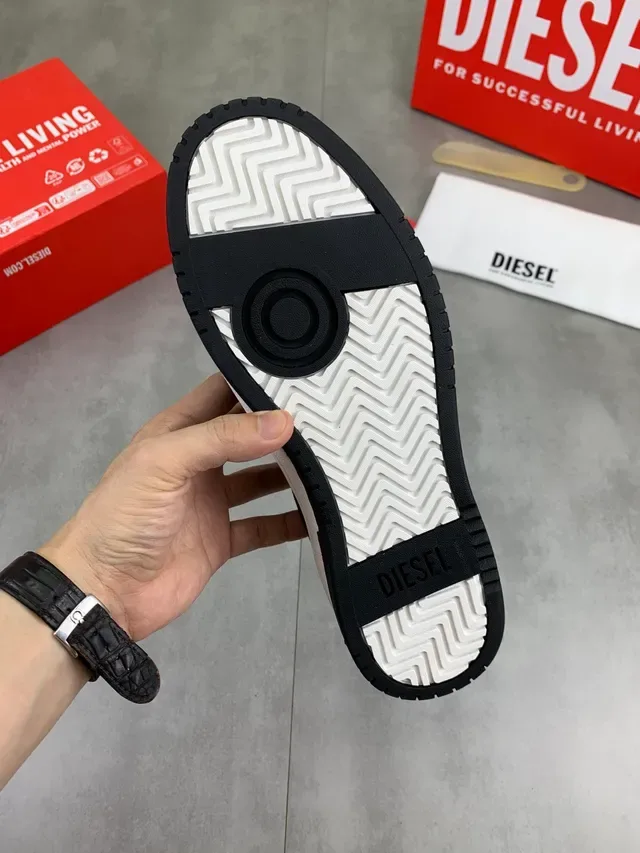 Diesel 黑白麂皮鞋面 对比鞋带 生活方式运动鞋 2