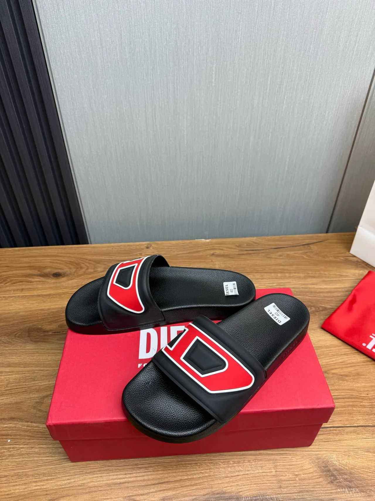 Diesel Slide 黑色红色模制橡胶几何带拖鞋 3