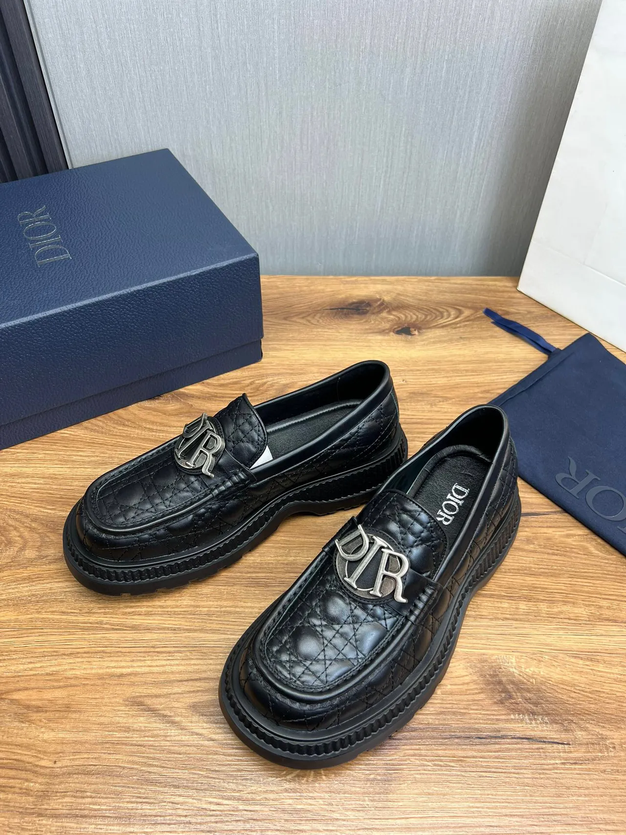 Dior B27 Couro acolchoado Fivela CD Mocassim 3