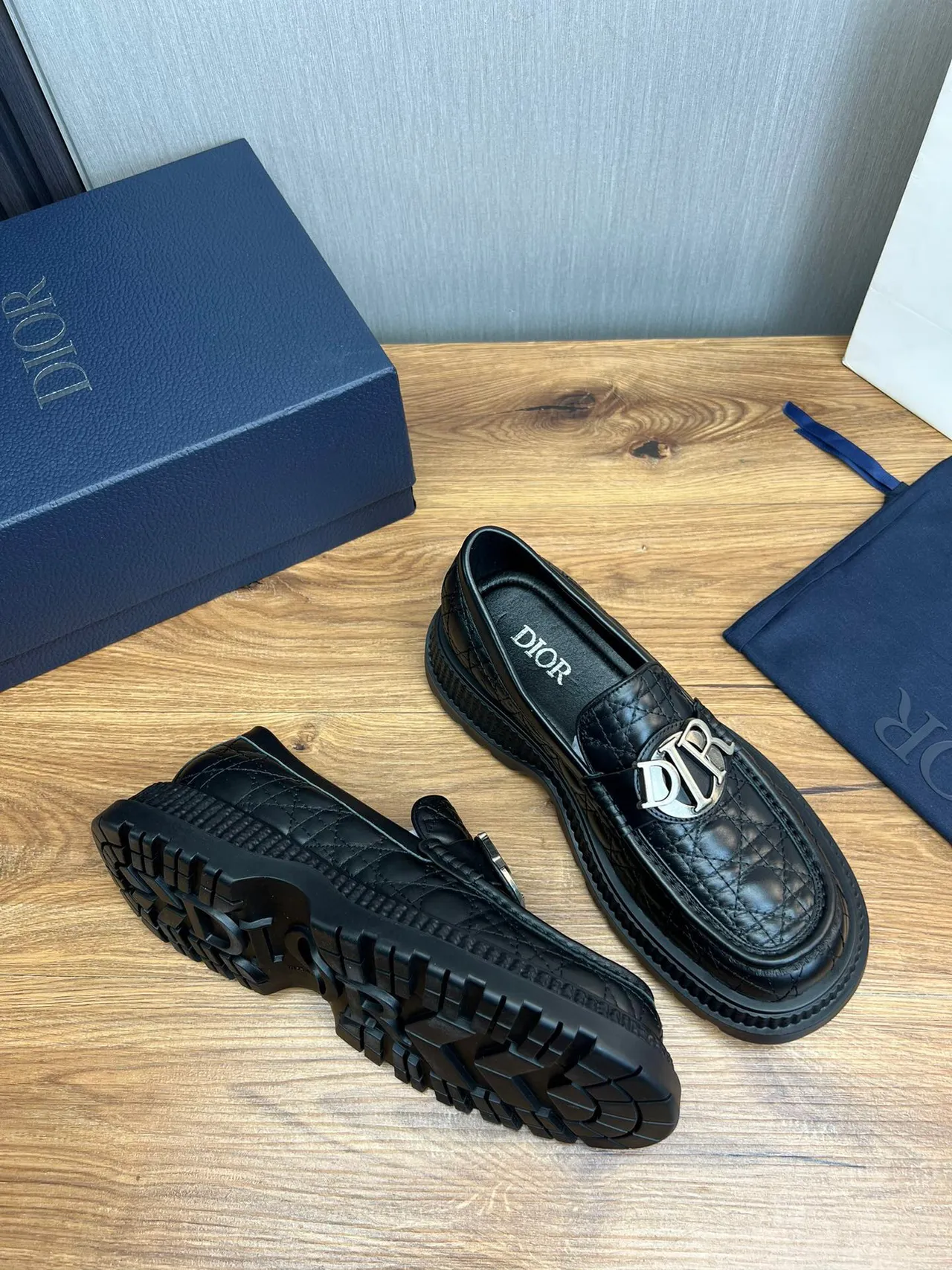 Dior B27 Couro acolchoado Fivela CD Mocassim 4