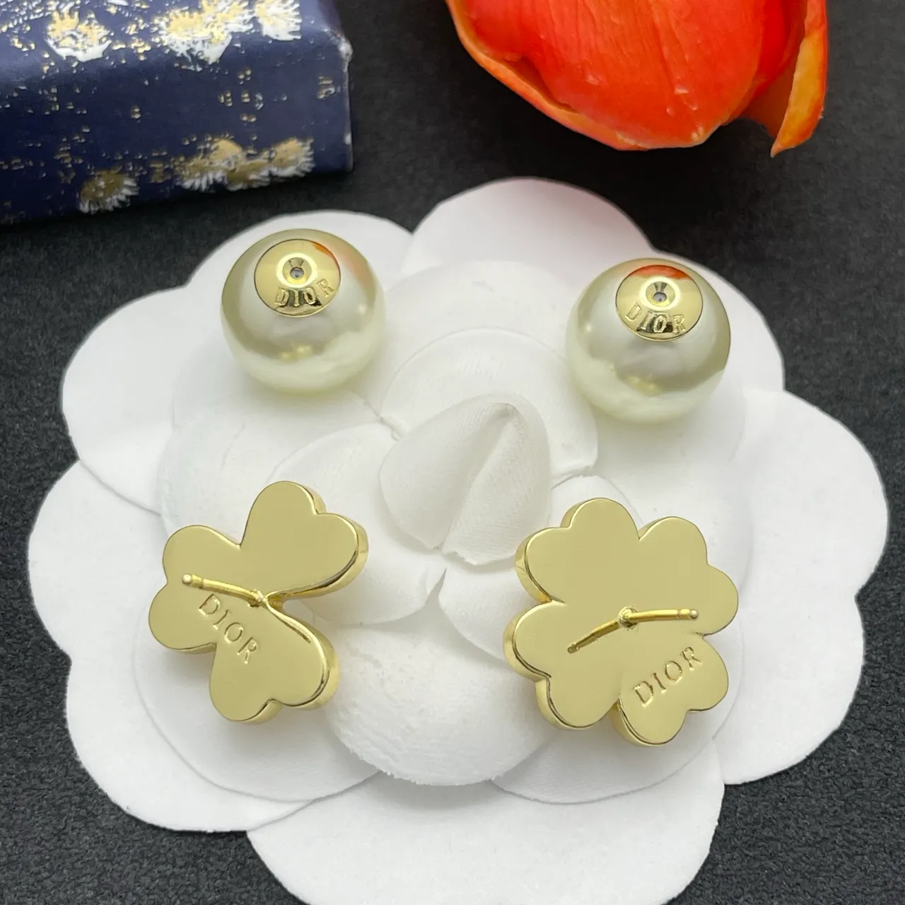 Dior Boucles d'Oreilles Beige Doré Quatre-Cœur Motif Floral Acentuation Goutte de Perle 3