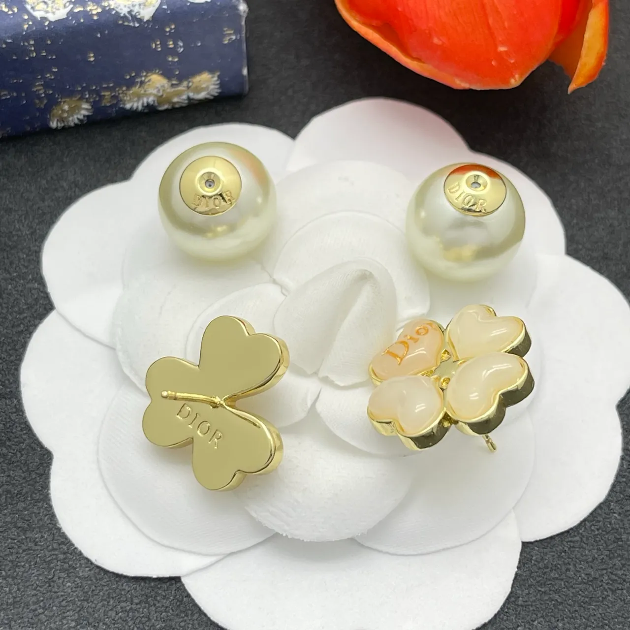 Dior Boucles d'Oreilles Beige Doré Quatre-Cœur Motif Floral Acentuation Goutte de Perle 4