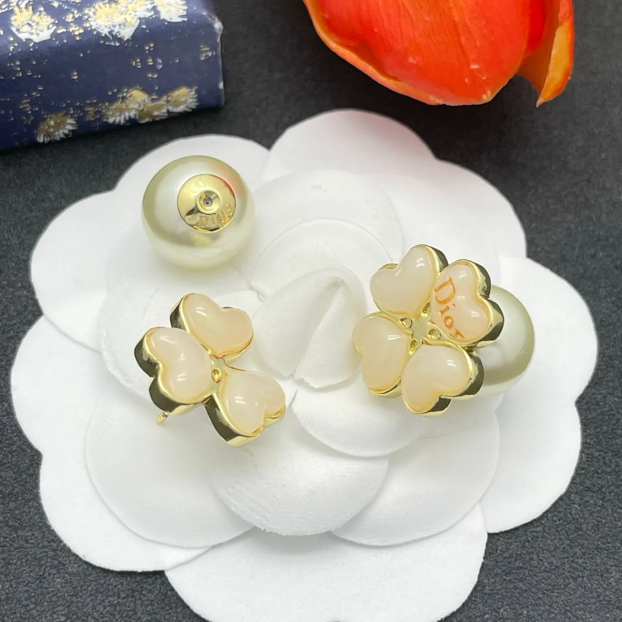Dior Boucles d'Oreilles Beige Doré Quatre-Cœur Motif Floral Acentuation Goutte de Perle 5