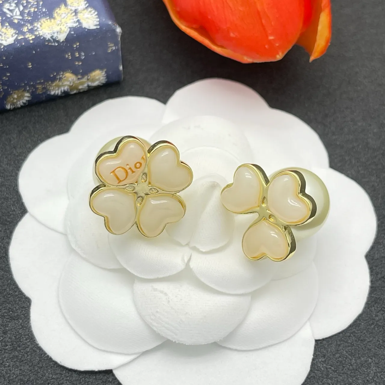 Dior Boucles d'Oreilles Beige Doré Quatre-Cœur Motif Floral Acentuation Goutte de Perle 6
