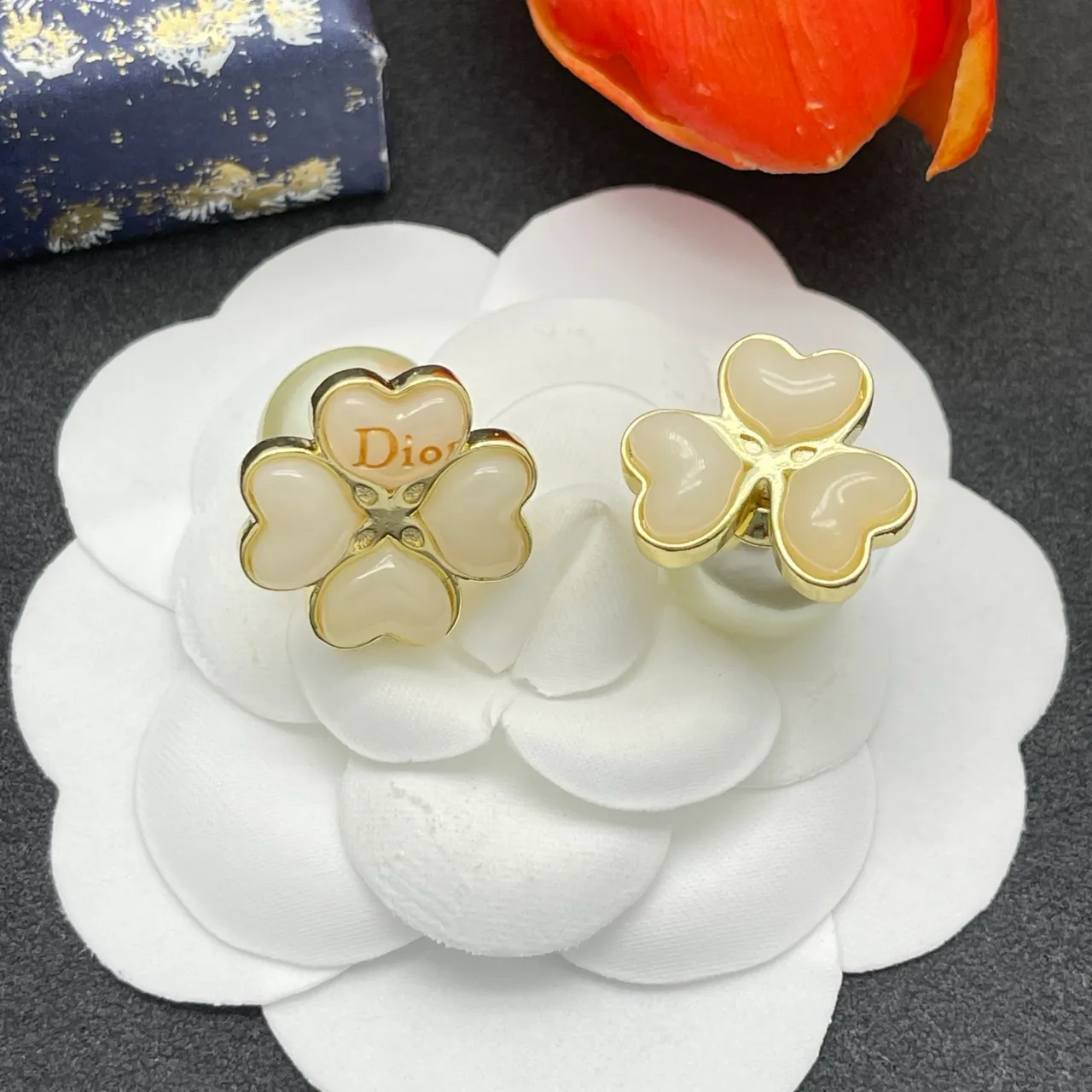 Dior Boucles d'Oreilles Beige Doré Quatre-Cœur Motif Floral Acentuation Goutte de Perle 7