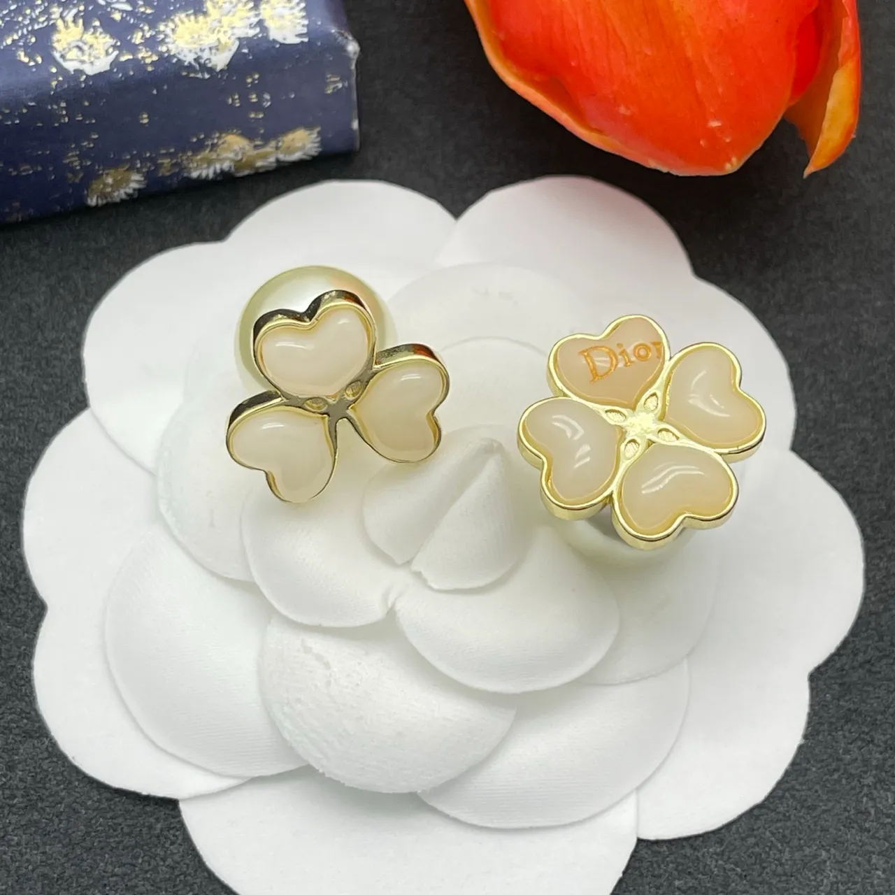 Dior Boucles d'Oreilles Beige Doré Quatre-Cœur Motif Floral Acentuation Goutte de Perle 8
