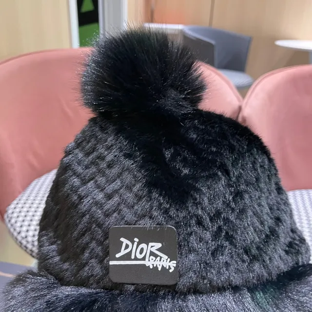 Dior काली फर-ट्रिम्ड पॉम-पॉम बीनिए 5