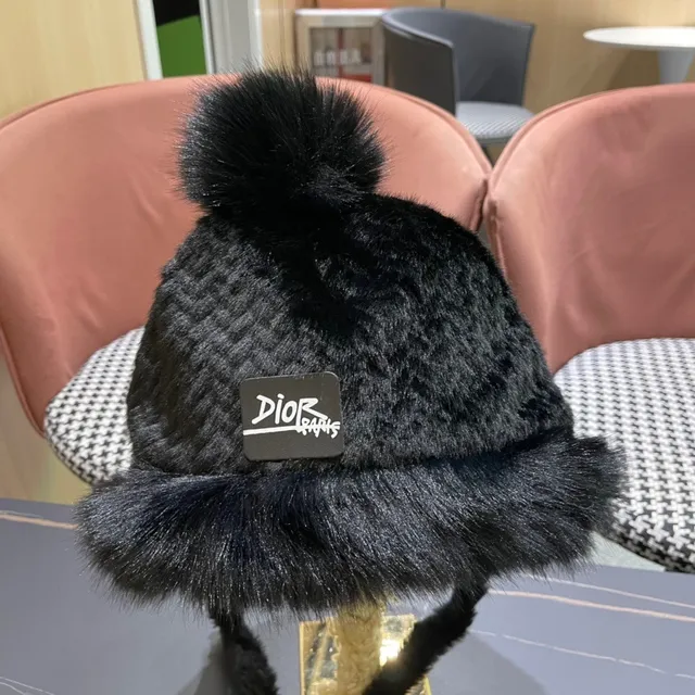 Dior काली फर-ट्रिम्ड पॉम-पॉम बीनिए 6