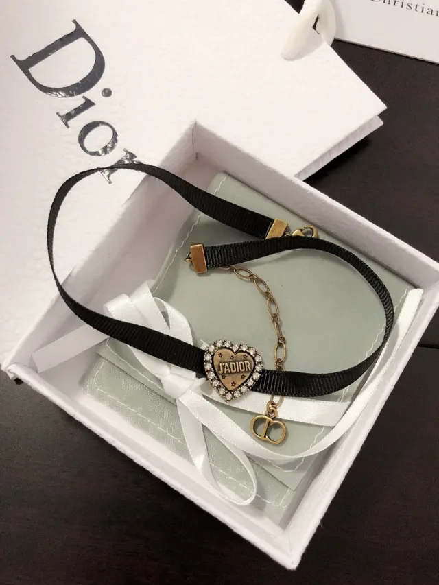 Dior Pulsera Negra y Dorada con Cinta Grosgrain en Forma de Corazón 6