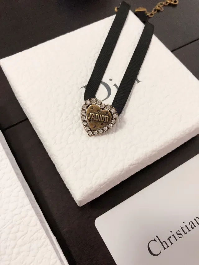 Dior Pulsera Negra y Dorada con Cinta Grosgrain en Forma de Corazón 7