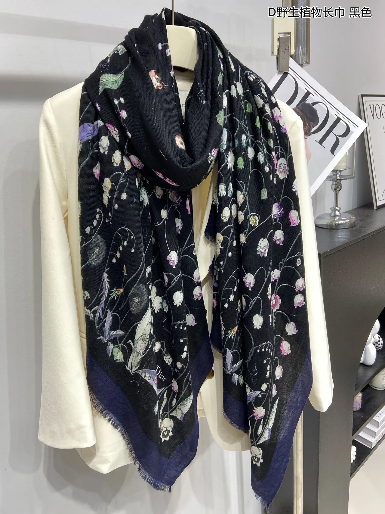 Dior Estampado Botánico de Lirio del Valle Bufanda de Seda Negra 8