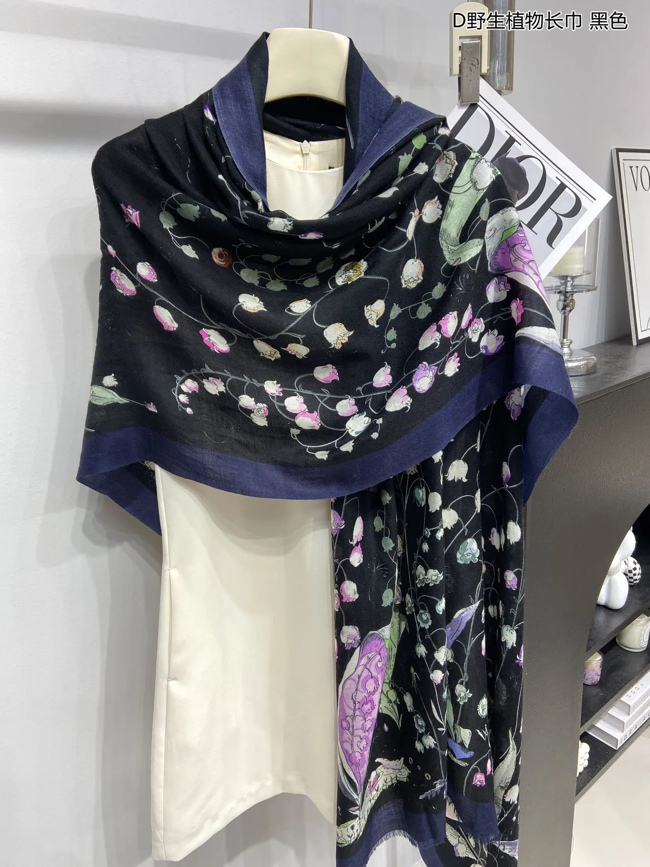Dior Estampado Botánico de Lirio del Valle Bufanda de Seda Negra 9