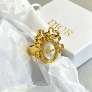 Dior बाउ मोटिफ गोल्ड-टोन मदिनोफ पर्ल कैबोचॉन रिंग