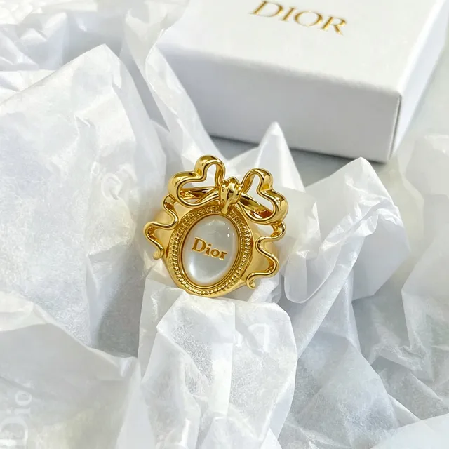 Dior বাউ মোটিফ গোল্ড-টোন মাদার অফ পার্ল ক্যাবোচন রিং 3