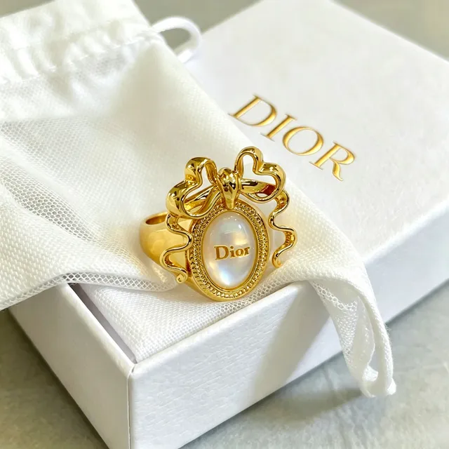 Dior বাউ মোটিফ গোল্ড-টোন মাদার অফ পার্ল ক্যাবোচন রিং 4