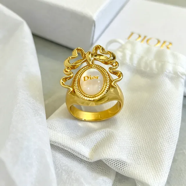Dior বাউ মোটিফ গোল্ড-টোন মাদার অফ পার্ল ক্যাবোচন রিং 5