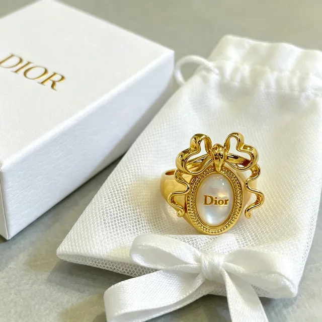 Dior বাউ মোটিফ গোল্ড-টোন মাদার অফ পার্ল ক্যাবোচন রিং 6