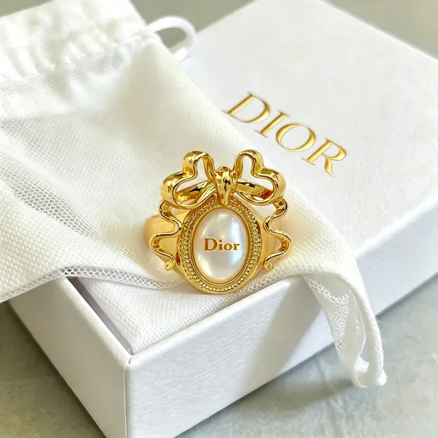Dior বাউ মোটিফ গোল্ড-টোন মাদার অফ পার্ল ক্যাবোচন রিং 7
