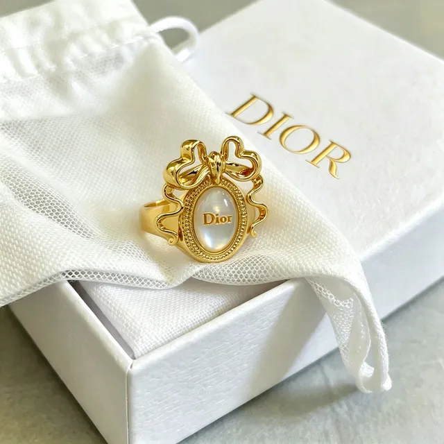 Dior বাউ মোটিফ গোল্ড-টোন মাদার অফ পার্ল ক্যাবোচন রিং 8