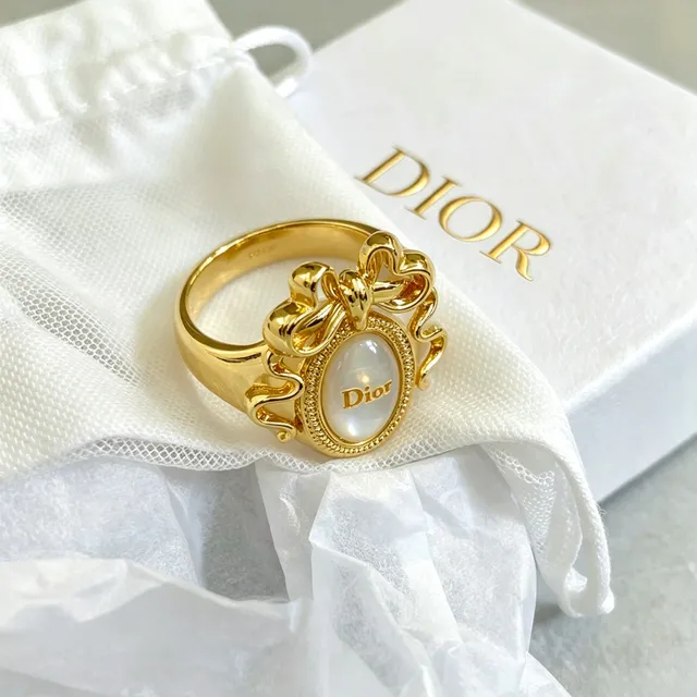 Dior বাউ মোটিফ গোল্ড-টোন মাদার অফ পার্ল ক্যাবোচন রিং 9