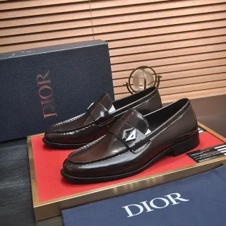 Dior Marron Noir Cuir Patenté Plaque Logo Métal Loafer