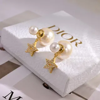 Dior أقراط مزدوجة لؤلؤ ونجمة مرصعة بـ Pavé